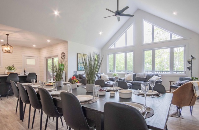 Family Retreat w/hot tub, game room + Winter fun