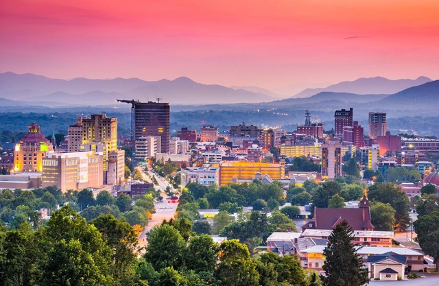 Family Reunion & Group Getaways! 4-Cottage Retreat, Hot Tubs/Fire Pit/Fireplaces