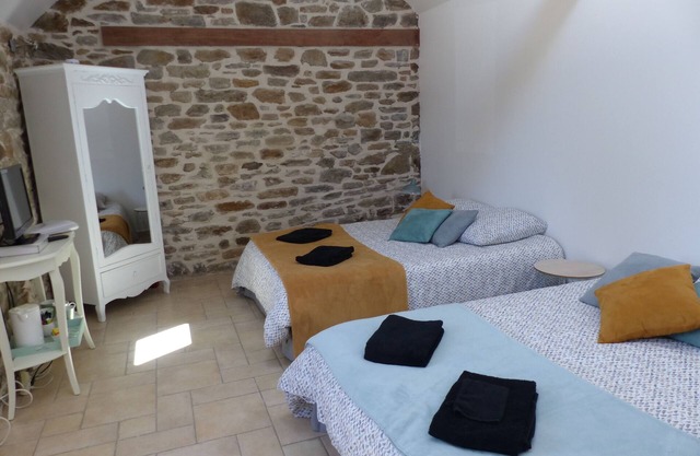Family room, 2 mins from the beach