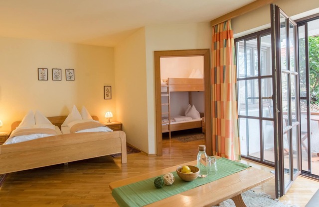 Family room, bath, toilet, facing the garden - Gasthof Gruber Markt Hartmannsdorf