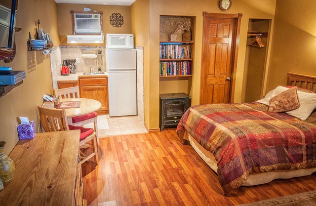 Family Room For Four/100 yrds. to lake/3 mins. to river