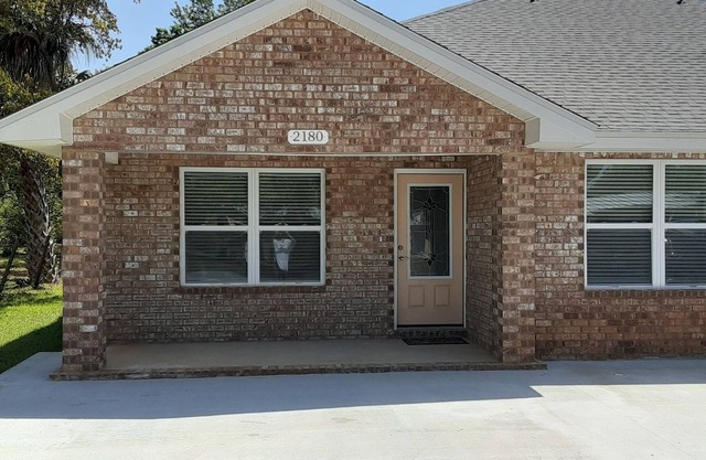 Family-sized Apartment, ten minutes to Navarre Beach.