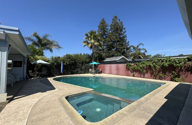 Family Sized home w/Pool, Pool table, ping pong & darts in a central location!