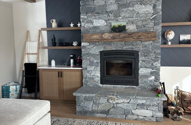 Family-sized townhome steps away from Apex Mountain Resortn35min from Penticton