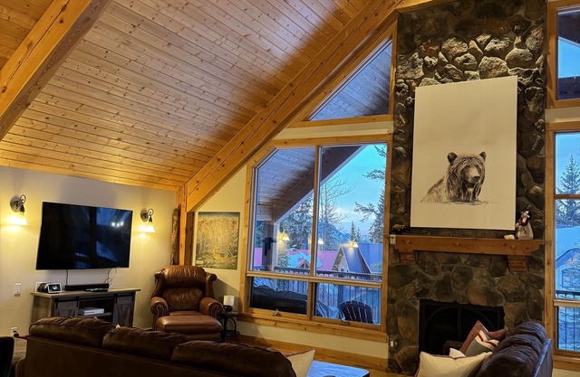 Family Ski-In/Out with Private Hot Tub, Sleeps 9n