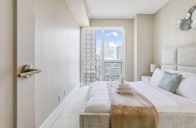 Family Suite - 2 bed 2 bath - 300 Front St W