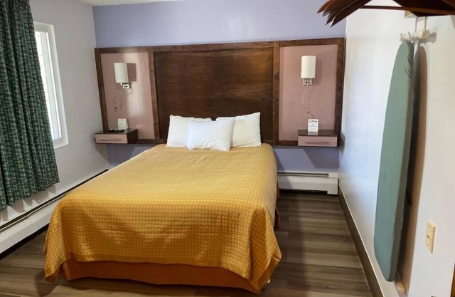 Family Suite w/Free Parking - Close to Niagara Falls Attractions, Scottish Inns