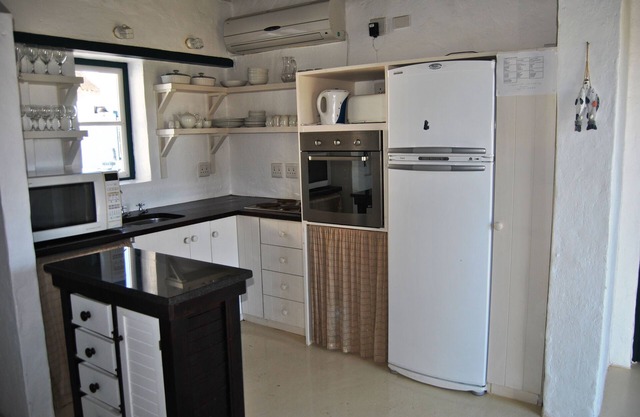 Family Tides cottage, sleeping up to 12 people situated in Langezandt