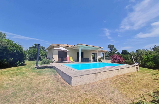 Family villa with swimming pool, between sea and mountains.