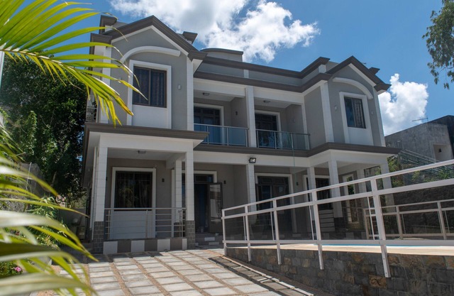 Family Villa w/Private Pool - 3 min from the beach!