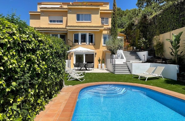 Family Villa With Swimming Pool For Up To 4 People (2 Children Minimum)
