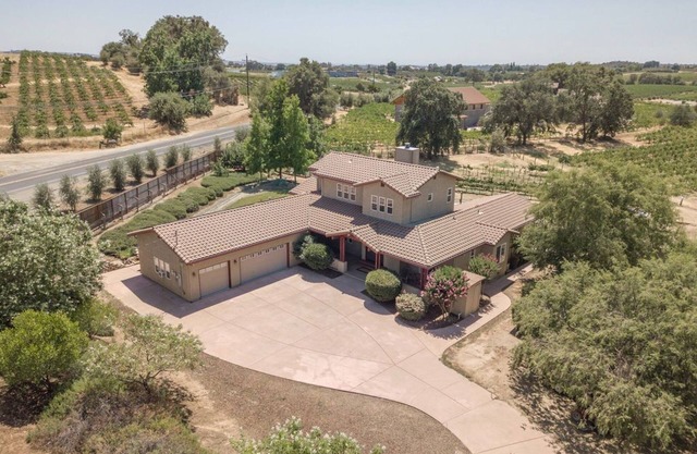 Family Winery Estate · Pet-Friendly Home with Vineyard Views