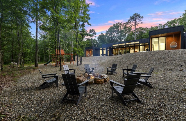 Famous Five: 3 King Suites + Views + Hot Tub