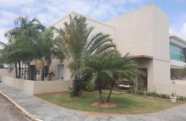 Fantástica casa 4 quartos próxima a praia em condomínio fechado !