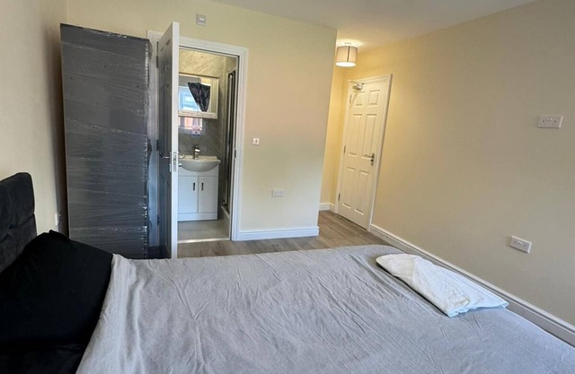 Fantastic 3 ensuite bedrooms in a 6 bedroom apartment in Wallington with WiFi