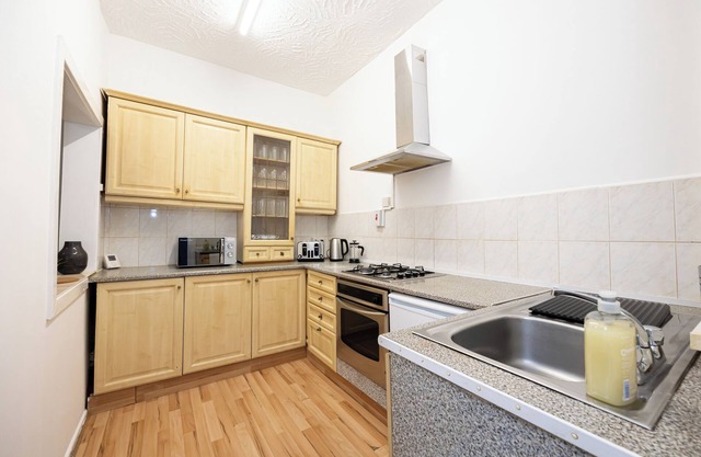 Fantastic 4-bed home with WiFi - Sleeps up to 8. Easy access to city centre.