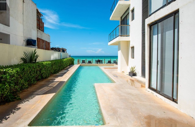 Fantastic beachfront Penthouse, Jacuzzi, Rooftop