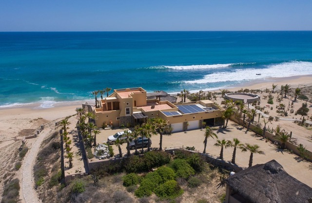 Fantastic Beachfront property with infinity pool, private beach & AC!