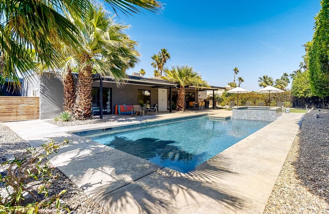 Fantastic desert home with private pool/spa, grill, covered patio, & fast WiFi