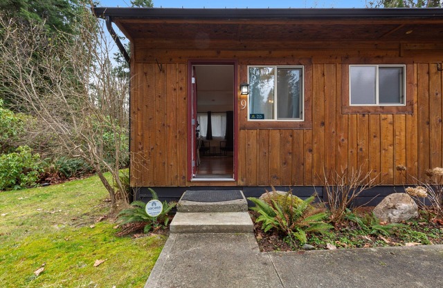 Fantastic dog-friendly building with 4 suites, wooded surrounding & fast WiFi