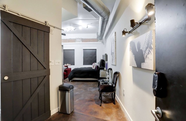 Fantastic Downtown Loft with Direct access to Metro Rail Pet Friendly