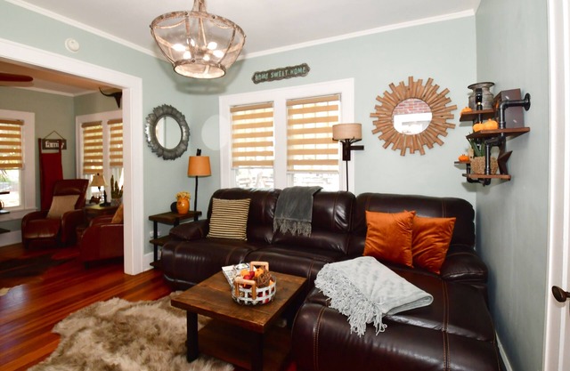 Fantastic Farmhouse Cottage.Best kept secret in St Pete 7 Min walk to beach