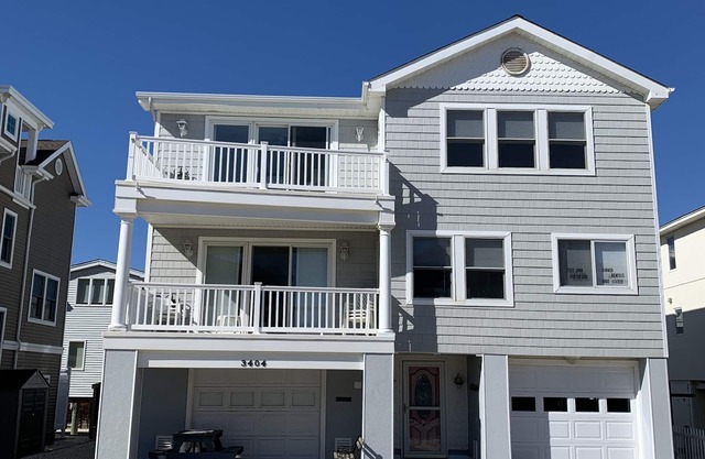 Fantastic Home! Five Star Rating! Steps to Beach (see video). Centrally Located.