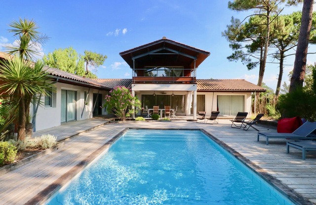 Fantastic house with pool between ocean and bay, modern and luxurious decor.