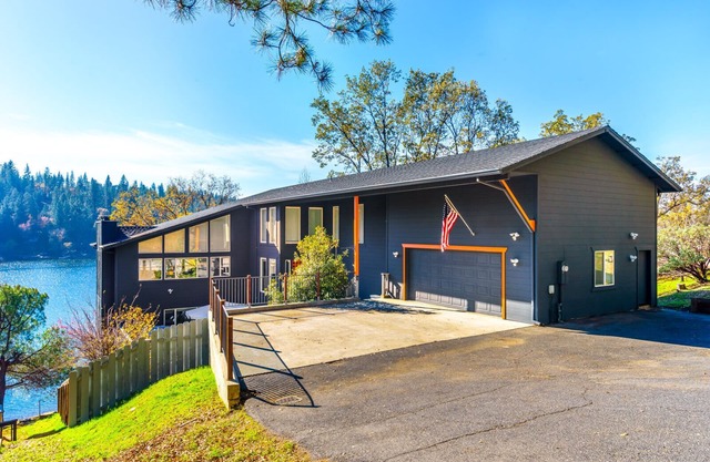 Fantastic Lake Front Home!