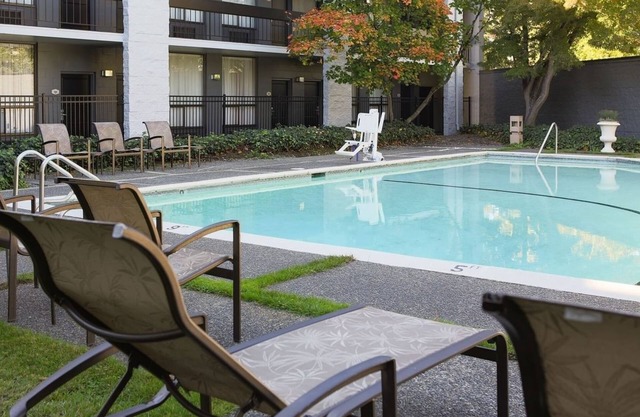 Fantastic location! Close to Shopping Malls & Best Restaurants! Parking, Pool