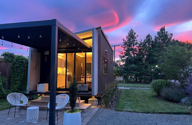 Fantastic Location on Town Square, Luxe Tiny Cabin, 2 Queens, Private Garden