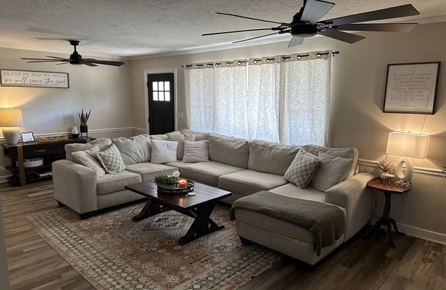 Fantastic Master’s Rental- 1 mile away!