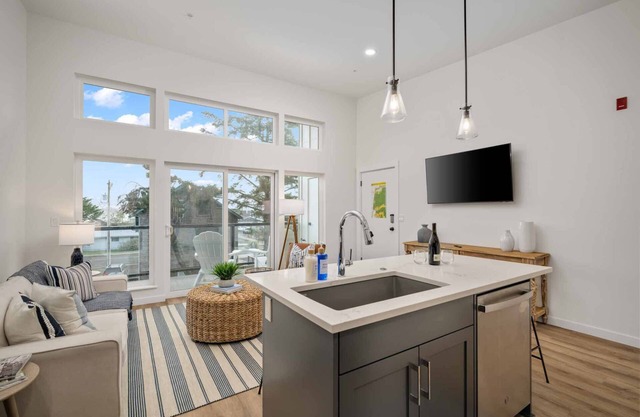 Fantastic Newly Constructed Ebb Street Loft, Large Deck w/Views, Short Walk to Beach, Food, & Fun