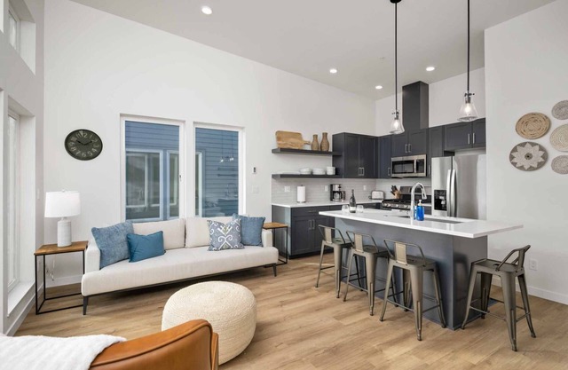 Fantastic Newly Constructed Ebb Street Loft, Large Deck w/Views, Short Walk to Beach, Food, & Fun