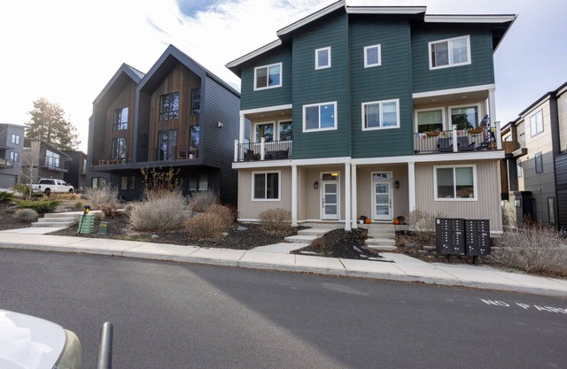 Fantastic Old Mill Townhome, Pet Friendly, Fireplace, Short Walk to the Deschutes, Shopping & More