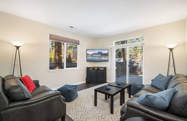 Fantastic Single Level Family Retreat, Fenced Yard, Huge Deck w/Seating, 5 Minutes to Downtown Bend