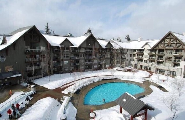 Fantastic Ski In/Out Location, 3 Hot Tubs, Pool, Ski Valet