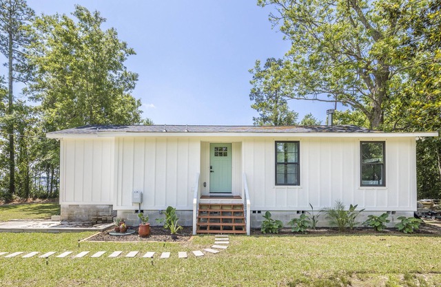 FANTASTIC SPECIALS!BOOK NOW AND SAVE*Newly remodeled private bay front house.