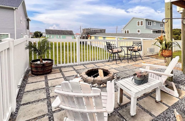 Fantastic spot for a solo or couples beach trip, steps from both beach & marina!
