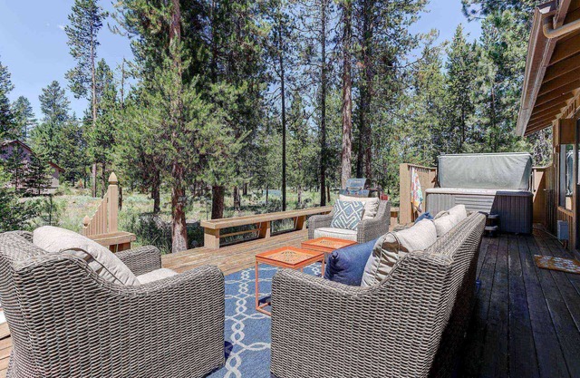 Fantastic Sunriver Location, SHARC Passes, Huge Deck w/Hot Tub, Trail Access, Fireplace, Bikes