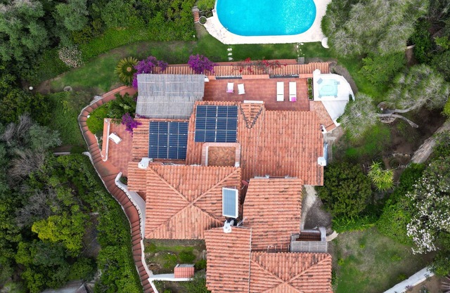 Fantastic villa with infinity pool, 4 bedrooms and 4 bathrooms, Jacuzzi