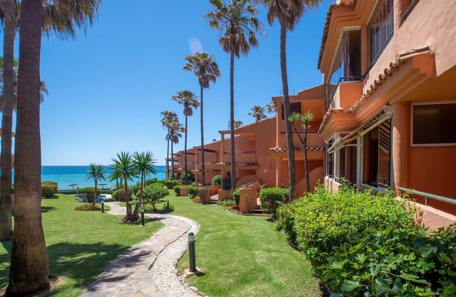 Fantastic Views. 2 pools. 3m from Beach Special offer May/June €65 per night