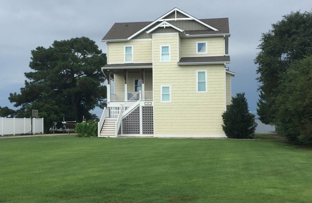 Fantastic WATERFRONT house with BEAUTIFUL VIEWS OF THE ALBEMARLE SOUND. Relaxing