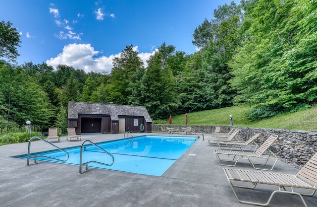 Fantastic wooded escape with shared pool and sports courts, fast WiFi & deck