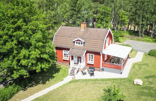 Fantastically beautiful genuine Swedish house with hotel comfort centrally located in Mariannelund