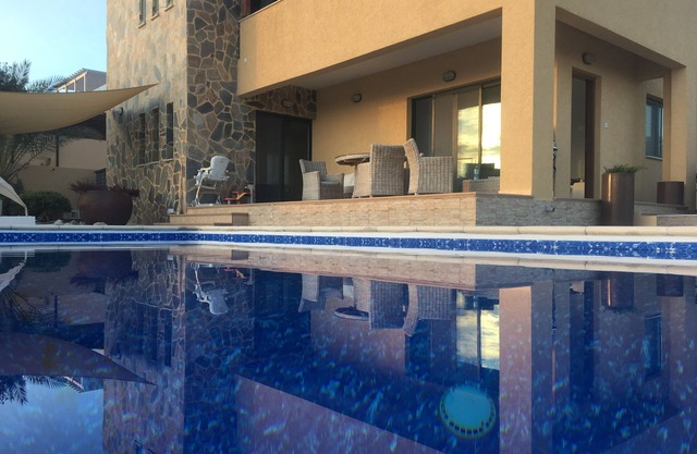 Fantstic Panoramic sea view. Big private pool , landscaped garden . Free - WiFi