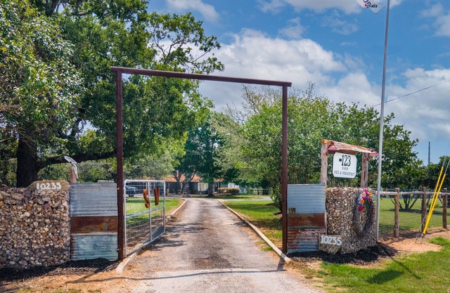 Farm experience guest house B&B - Booking for SATX Rodeo-horse trailers welcome!