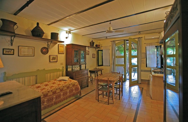 FARM HOLIDAYS' VILLAGE - charming family cottages in gardens: mounts & beaches !