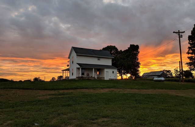 Farm House - Near Bourbon Trail & Pet Friendly