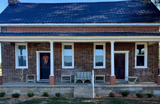 Farm house without the work. Enjoy the fresh air and the star gazing at night.